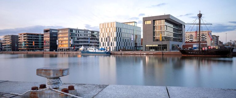 Bürogebäude, gelegen am Hafenbecken | © BIS/ GfG_Michel Ifflaender