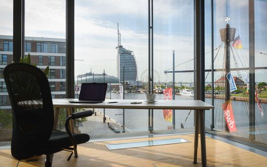Ausblick auf die Stadt Bremerhaven aus einem Bürogebäude. | © BIS/ Antje Schimanke