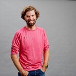 Mann lächelt in die Kamersa, Portraitaufnahme | © Oliver Bartelt/DMK Group