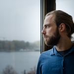 Mann schaut seitlich aus dem Fenster | © Dyke Wilke