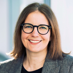 Portrait einer Frau mit Brille, die direkt in die Kamera lächelt. | © Claudia Nötzelmann