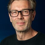 Portrait eines Mannes mit Brille, der direkt in die Kamera lächelt. | © Dr. Gerd Kraus