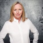 Portrait einer blonden Frau, die in die Kamera lächelt. | © Kathrin Runge