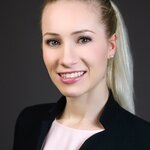 Portrait einer Frau mit Pferdeschwanz, die in die Kamera lächelt. | © Dr. Pia Meinlschmidt
