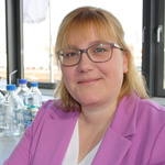 Portait einer Frau mit Brille, die in die Kamera lächelt. | © Dr. Rieke Janßen