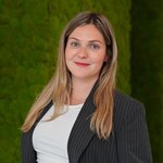 Frau lächelt in die Kamera | © Anna Papakonstantinou