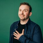 Portrait eines Mannes, der in die kamera lächelt und eine Hand auf sein Herz hält. | © Matthias Gotz