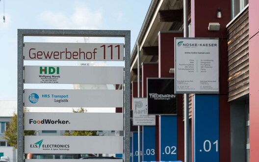 Informationstafel mit Firmenlogos | © BIS/A. Schimanke