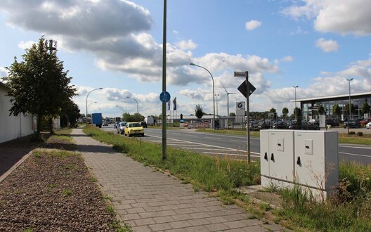 Straße mit Grünstreifen, Parkplätzen und Ampeln | © Das Gewerbegebiet Bohmsiel ist komplett erschlossen.