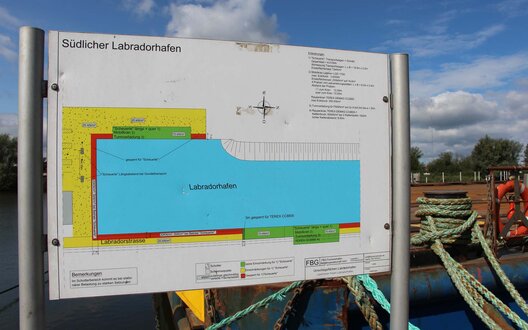 Ein Schild mit Informationen zum Labradorhafen Bremerhaven | © BIS Wirtschaftsförderung Bremerhaven