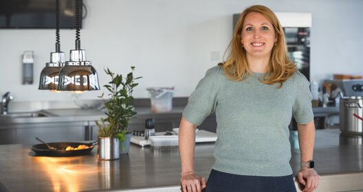 Julia Schneider von Deutsche See verantwortet die Messeauftritte des Unternehmens – darunter Formate wie die Internorga, fish international oder das Event 370 Grad Deli. Ob für den Handel oder Endkund:innen: Deutsche See zeigt deutschlandweit Präsenz.