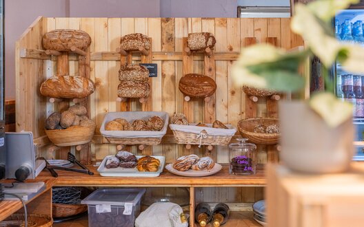 Traditionell gebackenes Brot das in Körben an der Wand gezeigt wird | © Aheads GmbH/Grochla/BIS