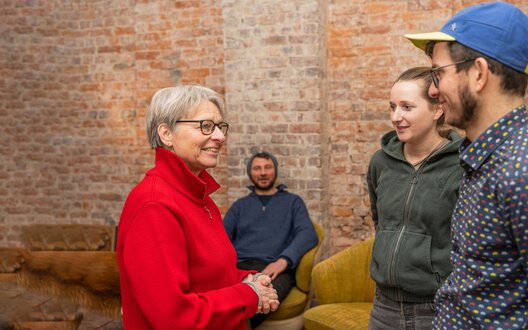 Drei Menschen unterhalten sich über die Kreativwirtschaft | © Aheads GmbH/Grochla/BIS