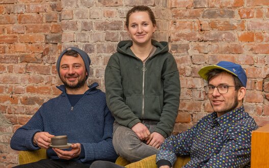 Drei Personen sitzen zusammen  - sie haben gemeinsam ein Geschäft | © Aheads GmbH/Grochla/BIS