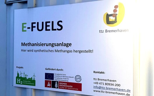 Schild des Containers für für die Produktion von grünem Methangas | © Helmut Stapel
