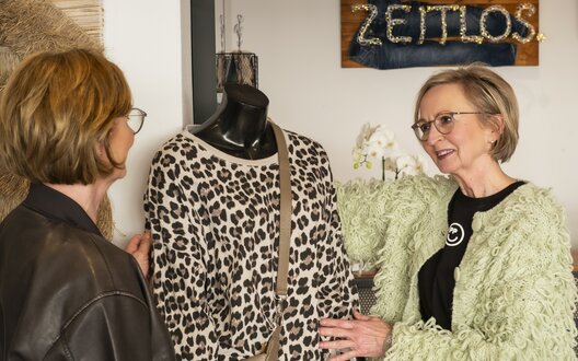 Zwei Frauen unterhalten sich. | © BIS/W. Heumer 