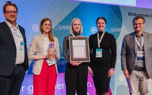 Die Allianz 3 Schulen Bremerhaven wird BIM-Champion 2025! Den Preis für das Team nehmen Vertreter:Innen der IPA in Empfang: (v.L.) Jakob Przybylo (DT BAU Consulting GmbH), Ayline Herre (DT BAU Consulting GmbH), Ann-Christin Rolofs (Lindner Group KG), Marieke Schönfeld (WES GmbH LandschaftsArchitektur) Klaus Teinzer (BuildingSmart). | © Gastmann/BuildingSmart Deutschland