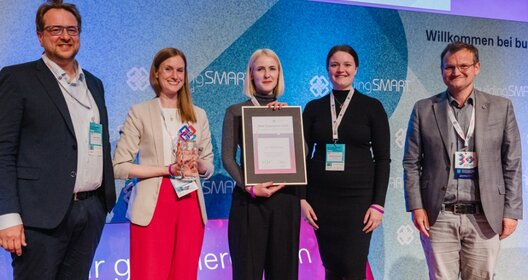 Die Allianz 3 Schulen Bremerhaven wird BIM-Champion 2025! Den Preis für das Team nehmen Vertreter:Innen der IPA in Empfang: (v.L.) Jakob Przybylo (DT BAU Consulting GmbH), Ayline Herre (DT BAU Consulting GmbH), Ann-Christin Rolofs (Lindner Group KG), Marieke Schönfeld (WES GmbH LandschaftsArchitektur) Klaus Teinzer (BuildingSmart).