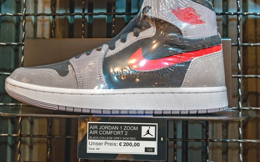 Ein Sneaker steht im Regal, der Preis ist auf einem digitalen Preisschild vermerkt | © BIS/Grote Media 