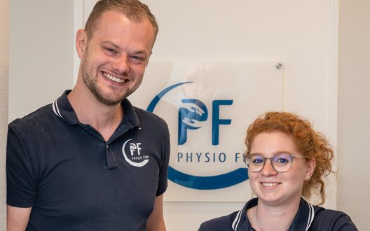Ein Mann und eine Frau lächeln in die Kamera.