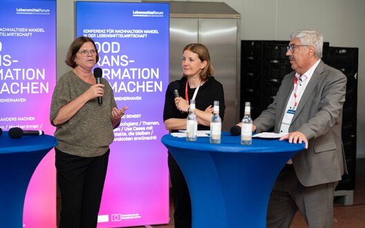 Eröffnen das Lebensmittelforum 2025 in Bremerhaven im first (v.l.): Senatorin für Wirtschaft, Häfen und Transformation Kristina Vogt, Claudia Nötzelmann (M3B / Food Land Bremen), Oberbürgermeister der Stadt Bremerhaven Melf Grantz. Aus der Podiumsdiskussion nicht auf dem Bild: Benjamin Küther (TTZ Bremerhaven), Insa Rabbel (BIS Wirtschaftsförderung Bremerhaven), Mirko Oeltermann (BÄKO Bremerhaven).  | © BIS / David Farcas