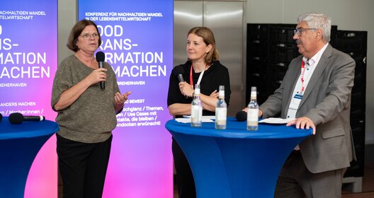 Eröffnen das Lebensmittelforum 2025 in Bremerhaven im first (v.l.): Senatorin für Wirtschaft, Häfen und Transformation Kristina Vogt, Claudia Nötzelmann (M3B / Food Land Bremen), Oberbürgermeister der Stadt Bremerhaven Melf Grantz. Aus der Podiumsdiskussion nicht auf dem Bild: Benjamin Küther (TTZ Bremerhaven), Insa Rabbel (BIS Wirtschaftsförderung Bremerhaven), Mirko Oeltermann (BÄKO Bremerhaven).