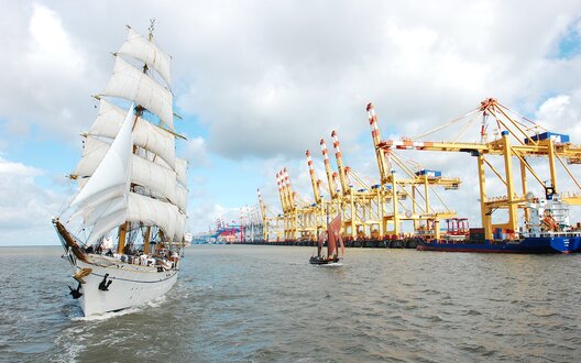 Ein Schiff segelt am Containerhafen Bremerhaven vorbei | © WFB/Scheer/Erlebnis Bremerhaven