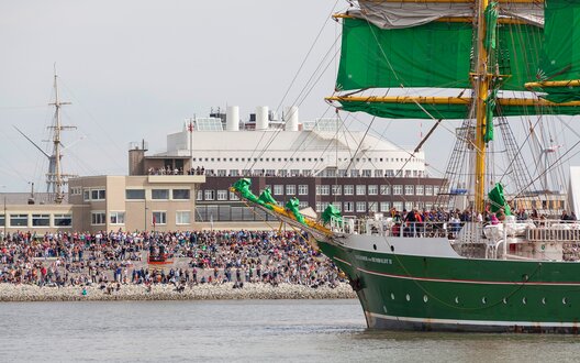 Die „Alex II“ bei einer vergangenen Parade | © WFB/Helmut Gross/Erlebnis Bremerhaven