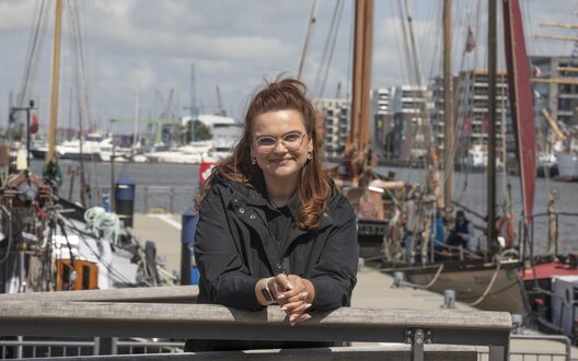 Eine Frau mit Brille lächelt in die Kamera | © WFB/Jens Lehmkühler