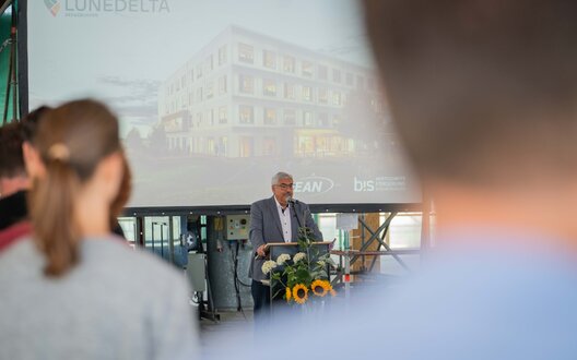 In Bremerhaven wird Vision Wirklichkeit: Oberbürgermeister Melf Grantz unterstreicht auf dem Richtfest des Gründungszentrum den Einklang zwischen ökologischer Verantwortung und ökonomischer Entwicklung.  | © Magistratspressestelle/Arnd Hartmann