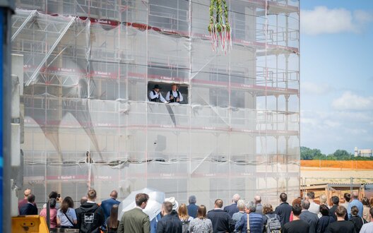 Meilenstein der nachhaltigen Wirtschaft in Bremerhaven: Der Richtspruch beim Gründungszentrum zeigt, dass in Bremerhaven die Zukunft aktiv gestaltet wird.  | © Magistratspressestelle/Arnd Hartmann