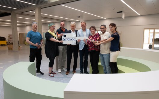 Die künftigen Mietenden von der Neuen Oberschule Lehe freuen sich gemeinsam mit den Betreibenden über die Fertigstellung der neuen Schule. V.l. Holger Oberle (Schulamt), Swantje Hüskens (Schulamt), Kai-Apke Hamel (STÄWOG), Sieghard Lückehe (STÄWOG), Hauke Hilz (Schuldezernent), Christine Fiebig (Neue Oberschule Lehe), Steffen Woynar (Neue Oberschule Lehe), Elena Reinhard-Diener (Neue Oberschule Lehe). Bildnachweis STÄWOG / Heiko Sandelmann | © Bildnachweis STÄWOG / Heiko Sandelmann