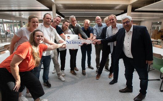 Vertreterinnen der Allianz 3 Schulen Bremerhaven übergeben die ersten beiden neuen Schulneubauten an die STÄWOG Unternehmensgruppe als künftige Betreiberin der Schulen mitsamt den künftigen Mieterinnen der Stadt Bremerhaven durch das Schulamt. V.l. Dominika Gnatowicz (GMP), Kathrin Wegner (BIS), Daniel Moser (Lindner), Kai-Apke Hamel (STÄWOG), Andreas Tremmel (Lindner), Lutz Ameling (PKi), Björn Cohrs (AUG Prien), Nils Schnorrenberger (BIS), Sieghard Lückehe (STÄWOG), Hauke Hilz (Schuldezernent), Oberbürgermeister Melf Grantz (Stadt Bremerhaven). Bildnachweis STÄWOG / Heiko Sandelmann | © Bildnachweis STÄWOG / Heiko Sandelmann