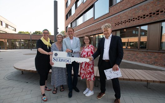 Die künftigen Mietenden von dem Schulzentrum Hamburger Straße freuen sich gemeinsam mit den Betreibenden über die Fertigstellung der neuen Schule. V.l.: Swantje Hüskens (Schulamt), Petra Quaas (Allmersschule), Hauke Hilz (Schuldezernent), Claudia Wulff (Allmersschule), Sieghard Lückehe (STÄWOG) | © Bildnachweis STÄWOG / Heiko Sandelmann