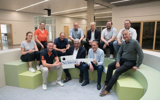 Vertreterinnen der Allianz 3 Schulen Bremerhaven übergeben die ersten beiden neuen Schulneubauten an die STÄWOG Unternehmensgruppe als künftige Betreiberin der Schulen mitsamt den künftigen Mieterinnen der Stadt Bremerhaven durch das Schulamt. V.l. Kathrin Wegner (BIS), Dominika Gnatowicz (GMP), Kai-Apke Hamel (STÄWOG), Björn Cohrs (AUG Prien), Oberbürgermeister Melf Grantz (Stadt Bremerhaven), Nils Schnorrenberger (BIS), Sieghard Lückehe (STÄWOG), Hauke Hilz (Schuldezernent), Andreas Tremmel (Lindner), Daniel Moser (Lindner), Lutz Ameling (PKi). Bildnachweis STÄWOG / Heiko Sandelmann | © Bildnachweis STÄWOG / Heiko Sandelmann