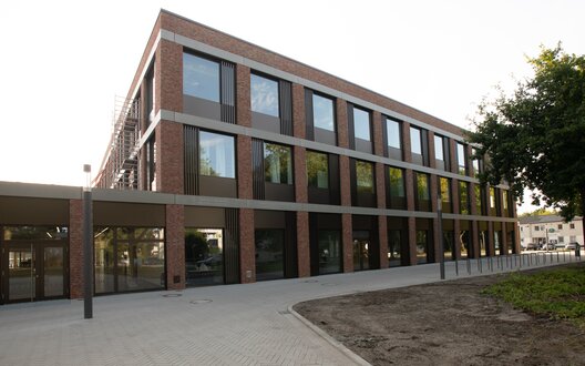 Die neue Oberschule Lehe wurde durch die Allianz 3 Schulen an die STÄWOG als künftige Betreiberin und die Stadt Bremerhaven durch das Schulamt übergeben. Bildnachweis STÄWOG / Heiko Sandelmann | © Bildnachweis STÄWOG / Heiko Sandelmann