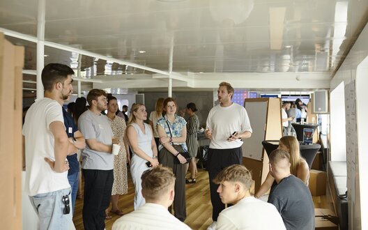 An Bord der MS erarbeiten Vertreterinnen der GENz aus Bremerhaven mit Jugendforscher Dr. Kilian Hampel welche Werte in der Arbeitswelt für sie eine besondere Rolle spielen. Bildnachweis: rellphoto/BIS. | © Bildnachweis: rellphoto/BIS.