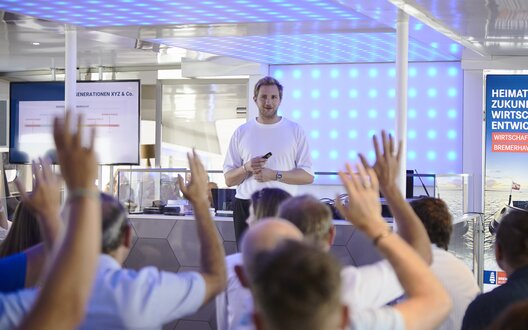 Jugendforscher Dr. Kilian Hampel diskutiert gemeinsam mit der GENz und erfahrenen Arbeitgebenden aus und in Bremerhaven die Zukunft der Arbeit.  | © Bildnachweis: rellphoto/BIS.