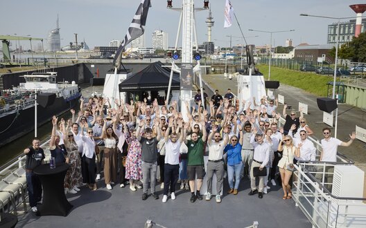 Volle Kraft voraus: Während der Sail nehmen sich Arbeitgebende aus Bremerhaven gemeinsam mit der nachfolgenden Generation Z Zeit um über die Zukunft der Arbeit zu diskutieren. Bildnachweis: rellphoto/BIS. | © Bildnachweis: rellphoto/BIS