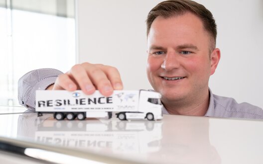 Unternehmensgründer Nico Duden bringt Speditionen digital in Schwung | © Bildnachweis: Heumer/BIS