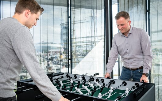 Entspannte Atmosphäre im Büro lässt Zeit für gelegentliche Kicker-Turniere | © Bildnachweis: Heumer/BIS
