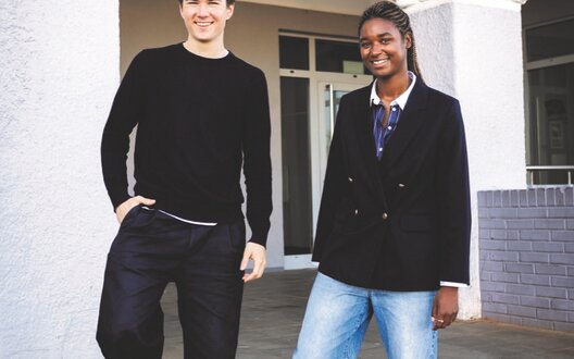 Mit ihrem Startup STRAHLKRAFT begegnen Cameron Eyo (r.) und Laurin Bergner (l.) auch dem Fachkräftemangel in Bremerhaven, indem sie die Social-Recruiting-Maßnahmen von Unternehmen modernisieren. | © Bildnachweis: Grote Media