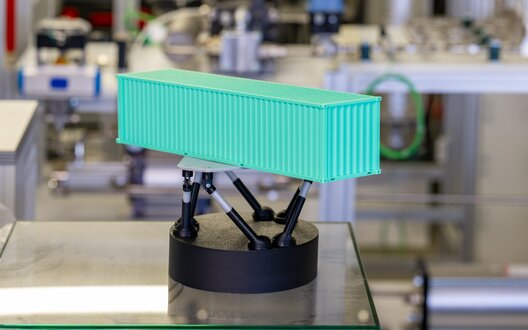 Container auf einem beweglichen Prüfstand | © WFB/Björn Hake 