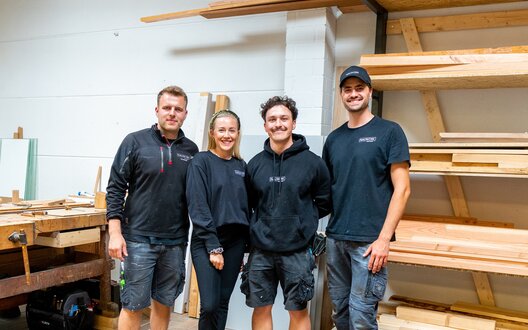 Das Team von nauwerk, bestehend aus vier Menschen, lächelt in die Kamera  | © Grote Media 