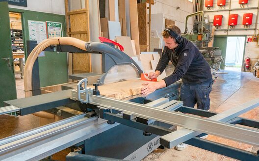 Ein Mann arbeitet an einer Maschine. | © Grote Media