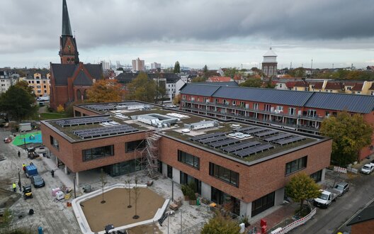 Ein großes Schulgebäude mit roten Pflastersteinen. | © STÄWOG/Heiko Sandelmann