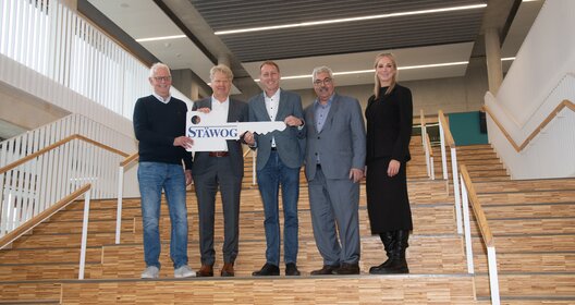 Die Stäwog-Gruppe und die BIS Wirtschaftsförderung Bremerhaven übergeben den symbolischen Schlüssel für den dritten von drei Schulneubauten an das Schulamt der Stadt Bremerhaven. V.l. Thorsten Gens (BIS), Sieghard Lückehe (STÄWOG), Hauke Hilz (Schuldezernent), Oberbürgermeister Melf Grantz (Stadt Bremerhaven) und Nadine Porwoll (Schulleiterin NGL).