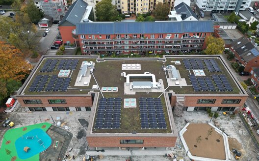 Ein großes Schulgebäude von oben. | © STÄWOG/Heiko Sandelmann