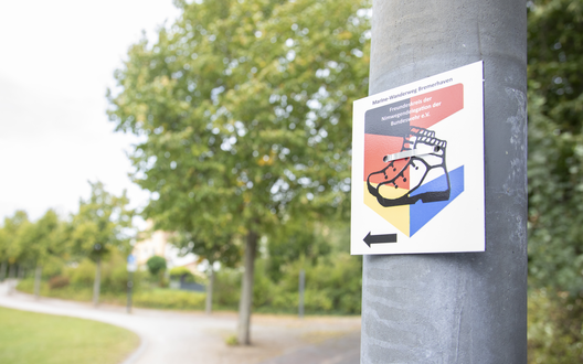 © WFB/Jens Lehmkühler Ein Schild ist an einer Laterne befestigt | © WFB/Jens Lehmkühler