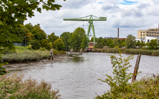 © WFB/Jens Lehmkühler Ein Kran steht an einer Wasserpromenade | © WFB/Jens Lehmkühler
